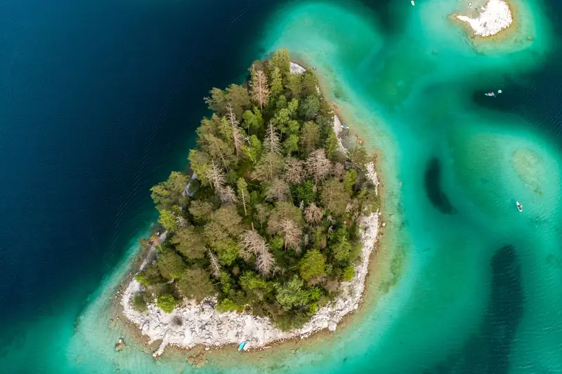 Tropische Insel mit türkisem Wasser von oben