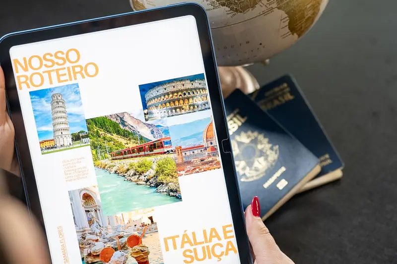 Reiseplanung mit Globus, Tablet und Reisepässen